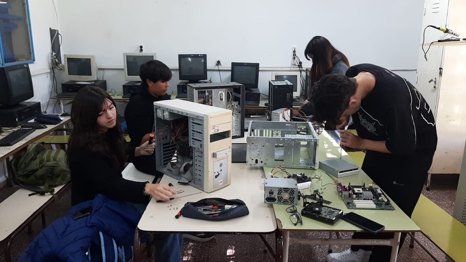 Estudiantes trabajando con computadoras